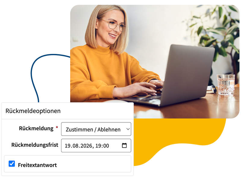Eine Lehrerin sitzt an ihrem Laptop und tippt einen Elternbrief.