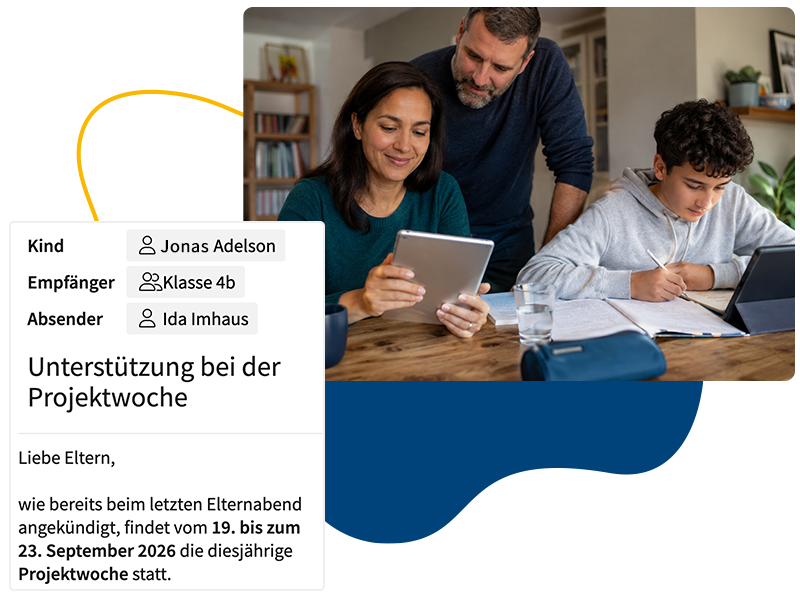 Eine Familie sitzt am Tisch. Die Mutter und der Vater lesen einen Elternbrief auf einem Tablet. Ihr Sohn macht daneben seine Hausaufgaben.