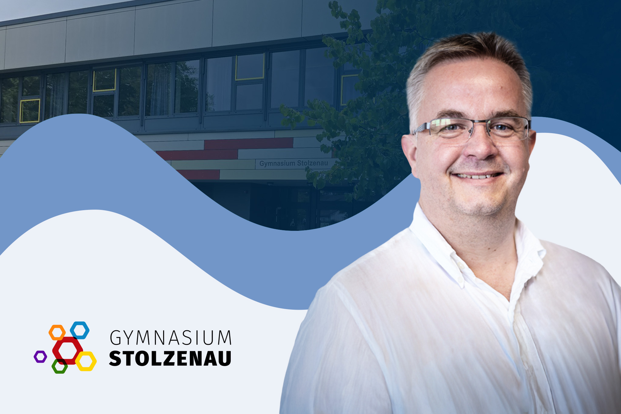 Admin und stellvertretender Schulleiter Christian Möller. Daneben ist das Logo vom Gymnasium Stolzenau zu sehen.