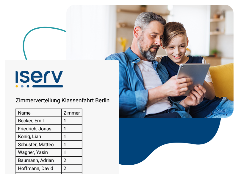 Ein Foto von einem Vater, der mit seinem Sohn auf ein Tablet schaut. Daneben ist ein Screenshot von einer Tabelle mit der Überschrift »Zimmerverteilung Klassenfahrt Berlin« zu sehen. In der Tabelle stehen Schülernamen und Zimmer.