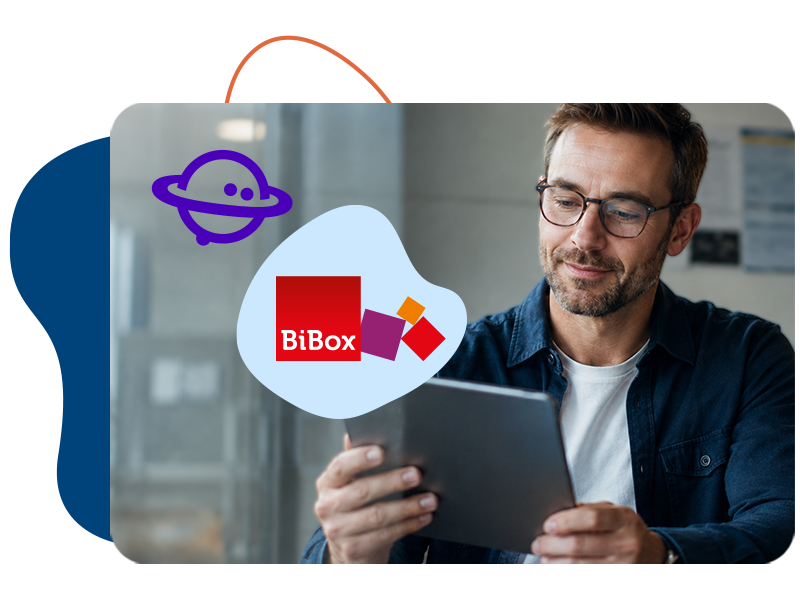 Ein Lehrer mit einem Laptop in der Hand. Daneben sind die Logos der BiBox sowie von Eduplaces zu sehen.
