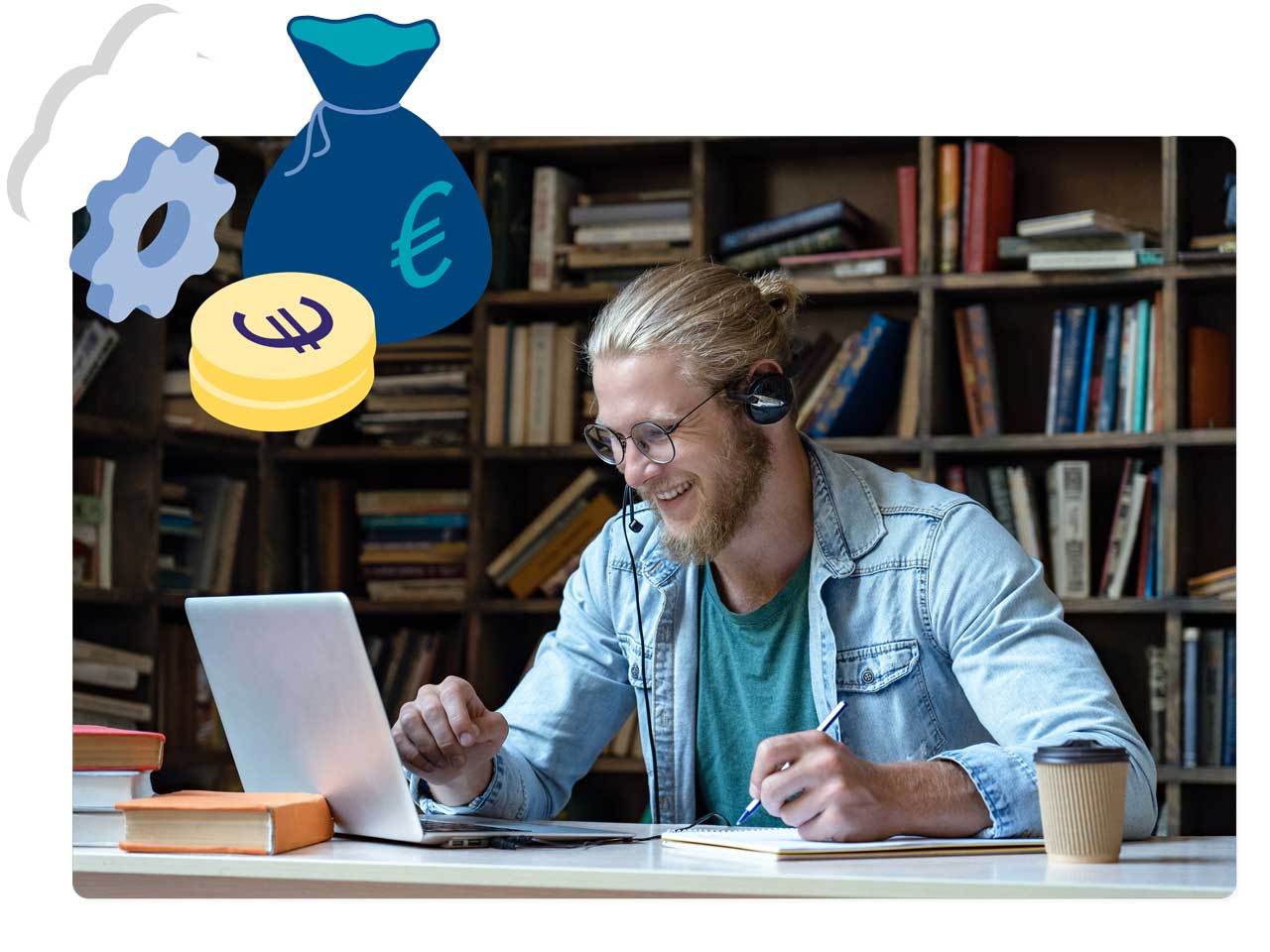 Ein blonder Mann sitzt an einem Schreibtisch mit seinem Laptop, ein paar Büchern und einem Becher Kaffee. Er trägt Kopfhörer und blickt auf seinen Laptop während er Sachen auf seinem Block notiert.