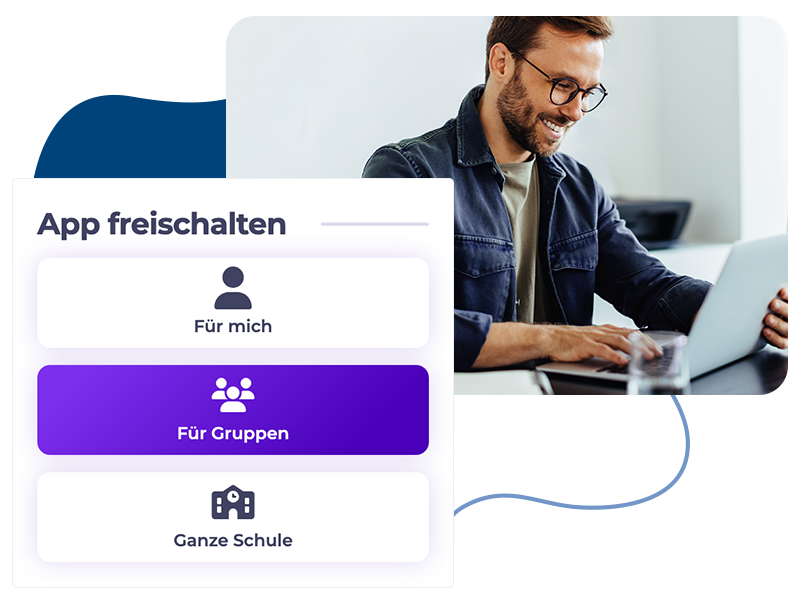 Ein Admin sitzt am Laptop. Daneben ist ein Screenshot von Optionen zur App-Freischaltung bei Eduplaces.