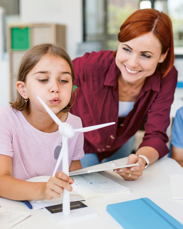 Lehrerin mit Schülerin im Unterricht.