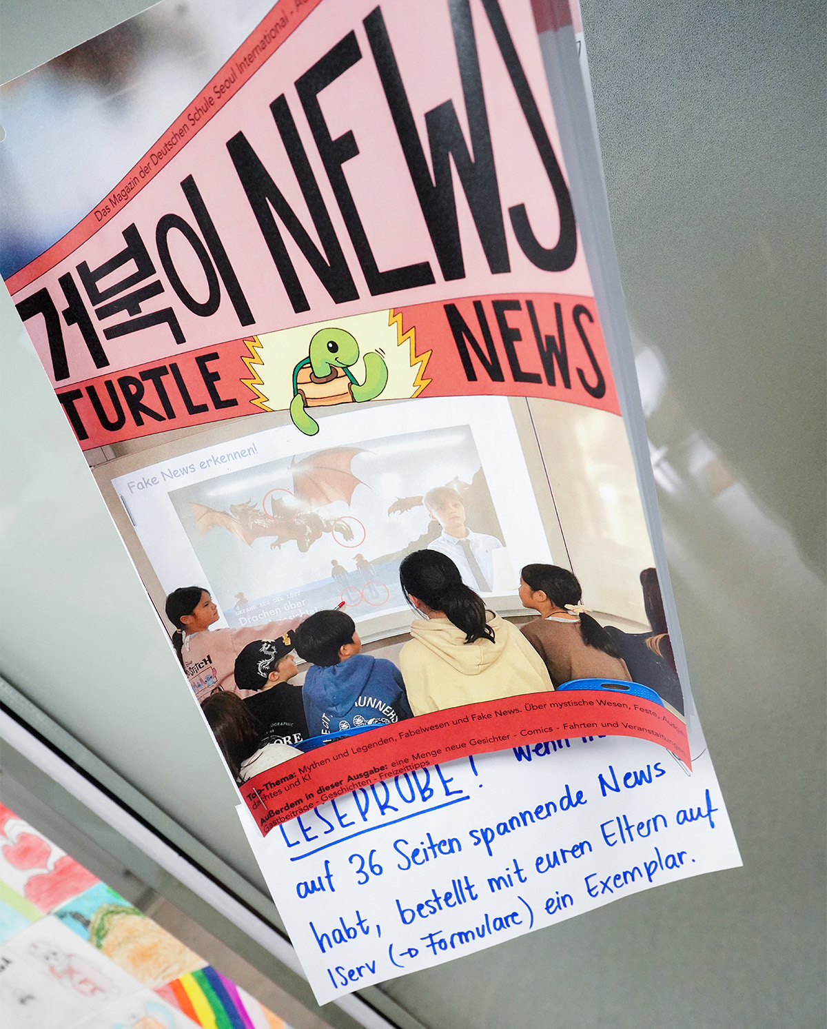 Ein Flyer, auf dem steht: Turtle News. Das Magazin der Deutschen Schule Seoul International. 